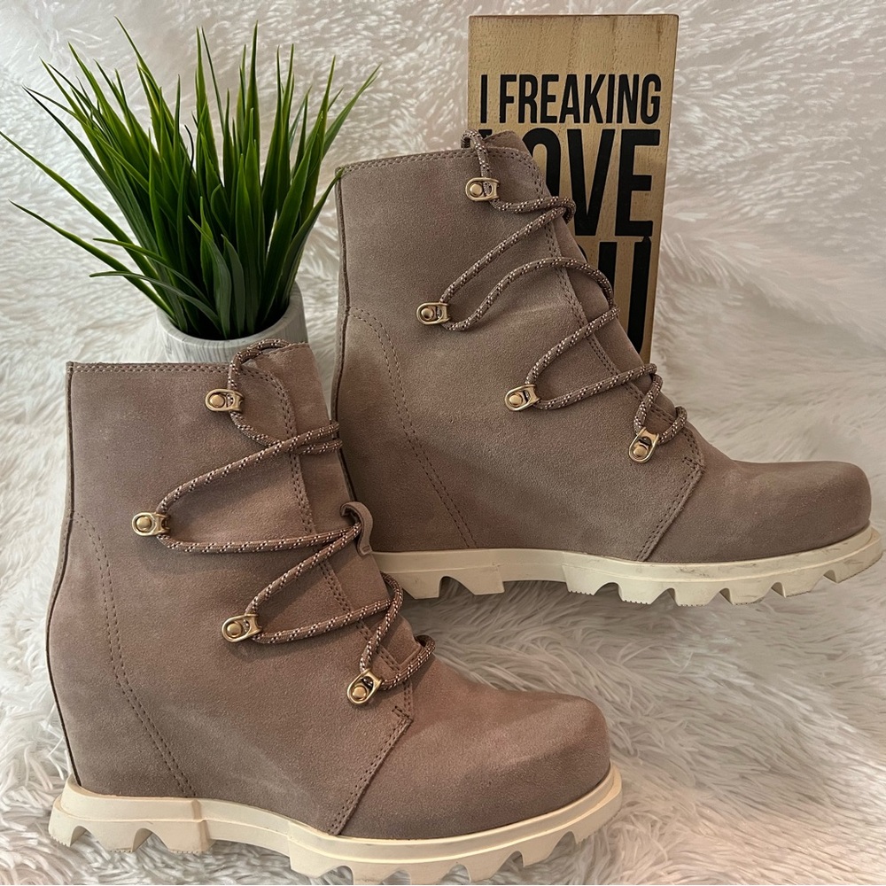 🎉HP🎉Sorel Joan of Arctic Wedge III Lace Waterproof Boots - LIKE NEW!